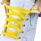Elastische veters onzichtbaar strikken plat 8mm onzichtbare clipjes geel detailfoto van hoe de sluiting werkt