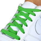 Elastische veters onzichtbaar strikken plat 8mm onzichtbare clipjes groen geregen in witte Nike Air Force 1