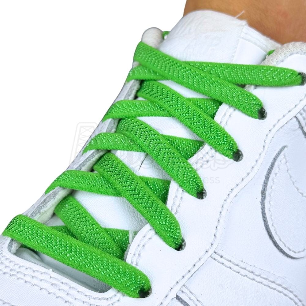 Elastische veters onzichtbaar strikken plat 8mm onzichtbare clipjes groen geregen in witte Nike Air Force 1