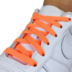 Elastische veters onzichtbaar strikken plat 8mm onzichtbare clipjes oranje geregen in witte Nike Air Force 1