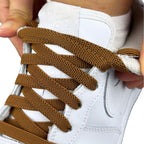 Elastische veters onzichtbaar strikken plat 9mm onzichtbare clipjes bruin detailfoto van hoe de sluiting werkt