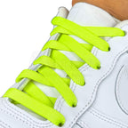 Elastische veters onzichtbaar strikken plat 9mm onzichtbare clipjes fluorescerend groen geregen in witte Nike Air Force 1