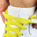 Elastische veters onzichtbaar strikken plat 9mm onzichtbare clipjes geel detailfoto van hoe de sluiting werkt