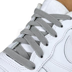 Elastische veters onzichtbaar strikken plat 9mm onzichtbare clipjes grijs geregen in witte Nike Air Force 1