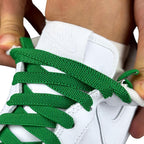 Elastische veters onzichtbaar strikken plat 9mm onzichtbare clipjes groen detailfoto van hoe de sluiting werkt