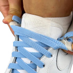 Elastische veters onzichtbaar strikken plat 9mm onzichtbare clipjes hemelsblauw detailfoto van hoe de sluiting werkt