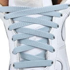 Elastische veters onzichtbaar strikken plat 9mm onzichtbare clipjes lichtblauw met stretch uitgerekt