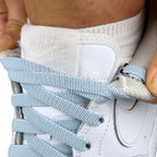 Elastische veters onzichtbaar strikken plat 9mm onzichtbare clipjes lichtblauw detailfoto van hoe de sluiting werkt