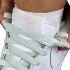 Elastische veters onzichtbaar strikken plat 9mm onzichtbare clipjes lichtgroen detailfoto van hoe de sluiting werkt