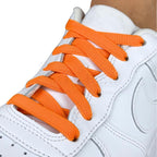 Elastische veters onzichtbaar strikken plat 9mm onzichtbare clipjes oranje geregen in witte Nike Air Force 1