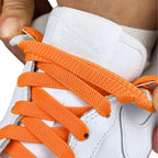 Elastische veters onzichtbaar strikken plat 9mm onzichtbare clipjes oranje detailfoto van hoe de sluiting werkt