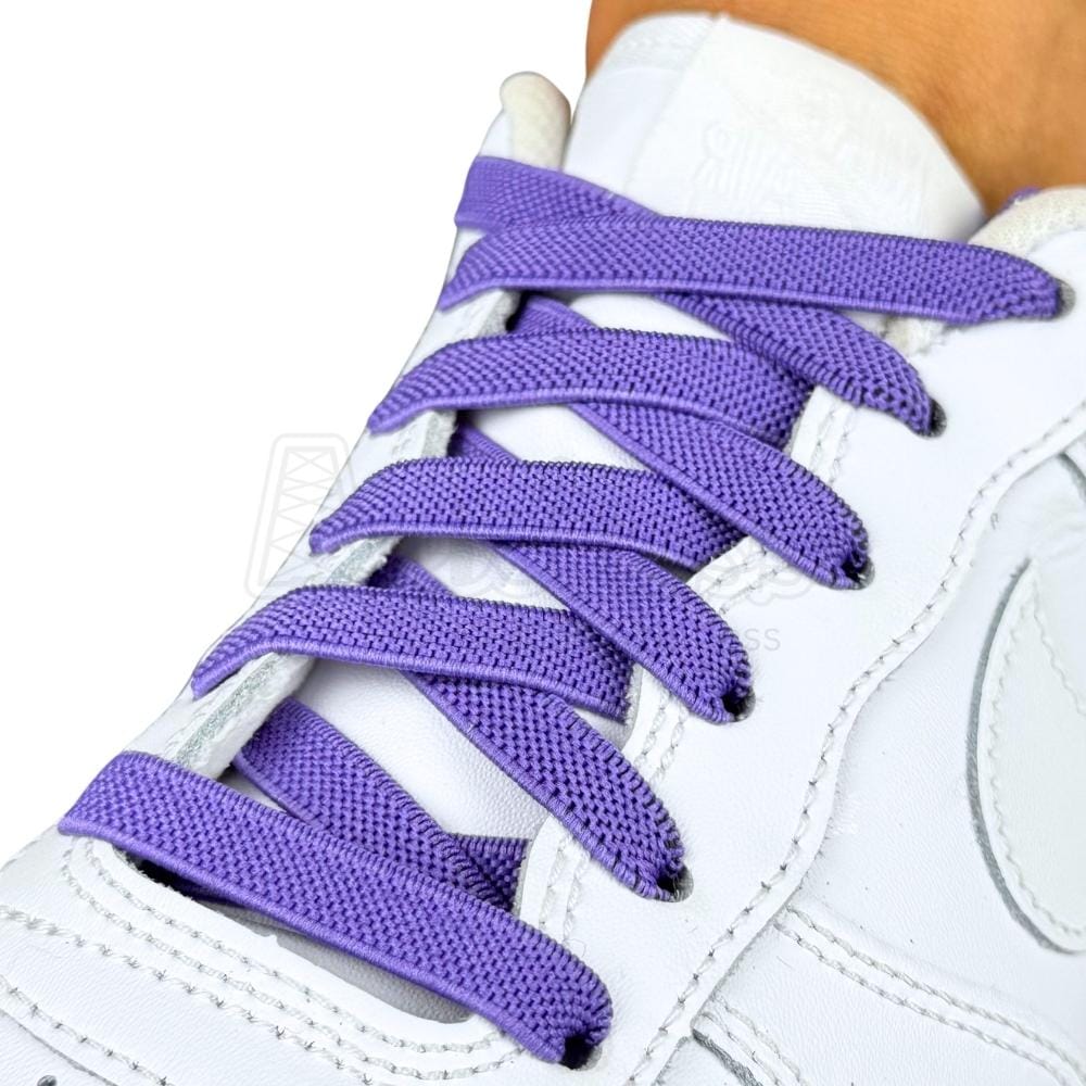 Elastische veters onzichtbaar strikken plat 9mm onzichtbare clipjes paars geregen in witte Nike Air Force 1