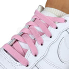 Elastische veters onzichtbaar strikken plat 9mm onzichtbare clipjes roze geregen in witte Nike Air Force 1