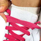 Elastische veters onzichtbaar strikken plat 9mm onzichtbare clipjes rozenrood detailfoto van hoe de sluiting werkt