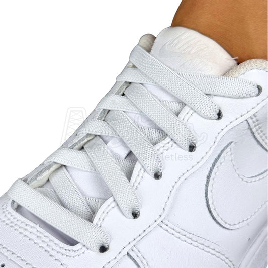Elastische veters onzichtbaar strikken plat 9mm onzichtbare clipjes wit geregen in witte Nike Air Force 1
