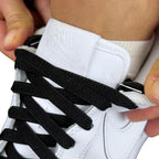 Elastische veters onzichtbaar strikken plat 9mm onzichtbare clipjes zwart detailfoto van hoe de sluiting werkt