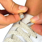 Elastische veters zonder strikken fluffy 7mm capsule sluiting beige detailfoto van hoe de sluiting werkt