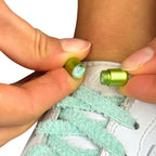 Elastische veters zonder strikken fluffy 7mm capsule sluiting hemelsblauw detailfoto van hoe de sluiting werkt