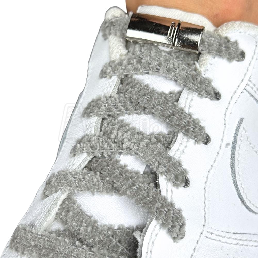 Elastische veters zonder strikken fluffy 7mm magnetische sluiting donkergrijs geregen in witte Nike Air Force 1