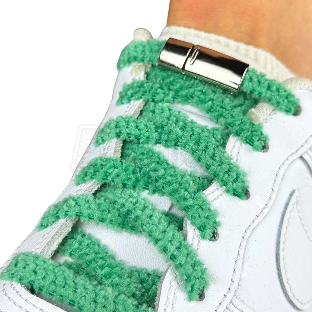 Elastische veters zonder strikken fluffy 7mm magnetische sluiting groen geregen in witte Nike Air Force 1