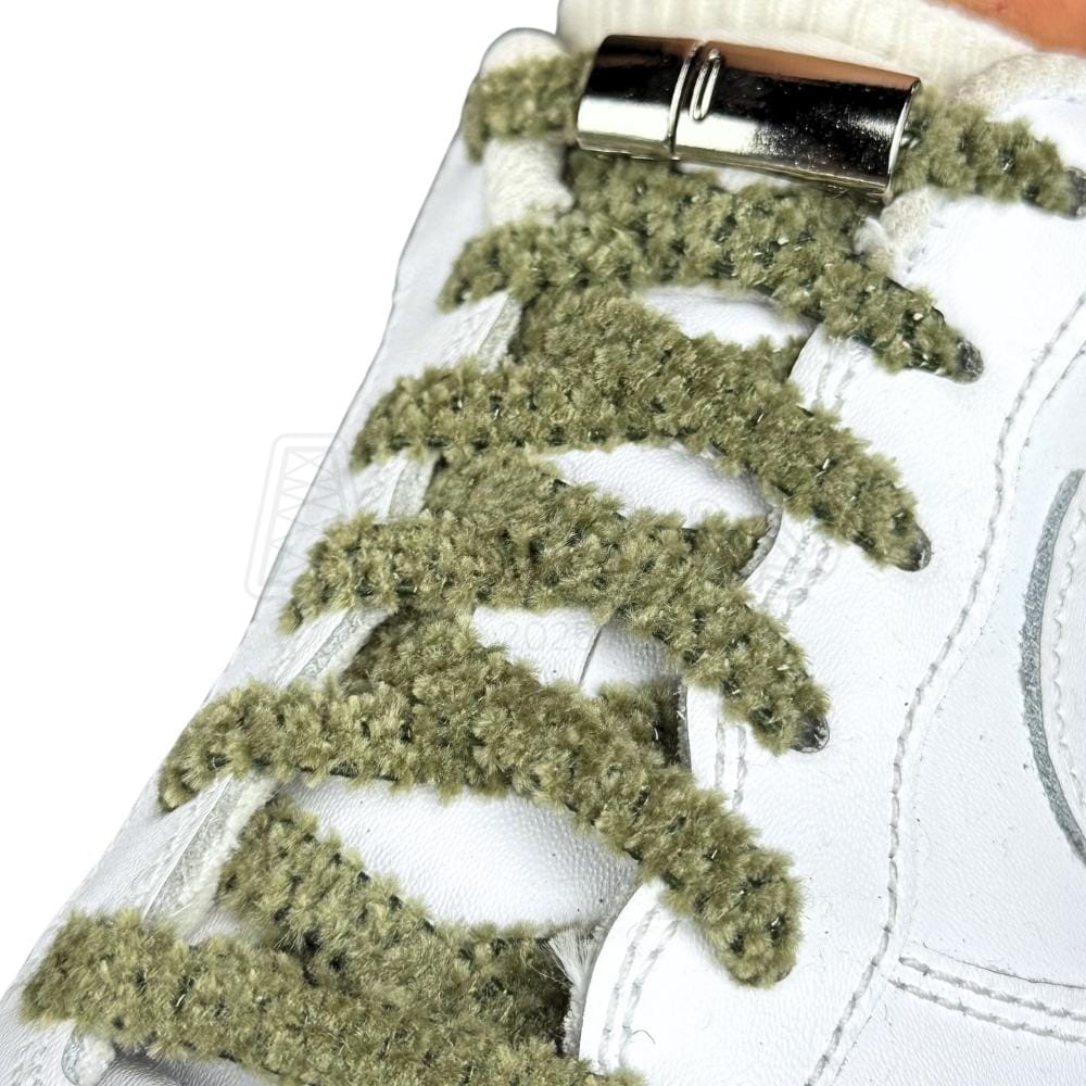 Elastische veters zonder strikken fluffy 7mm magnetische sluiting mosgroen geregen in witte Nike Air Force 1