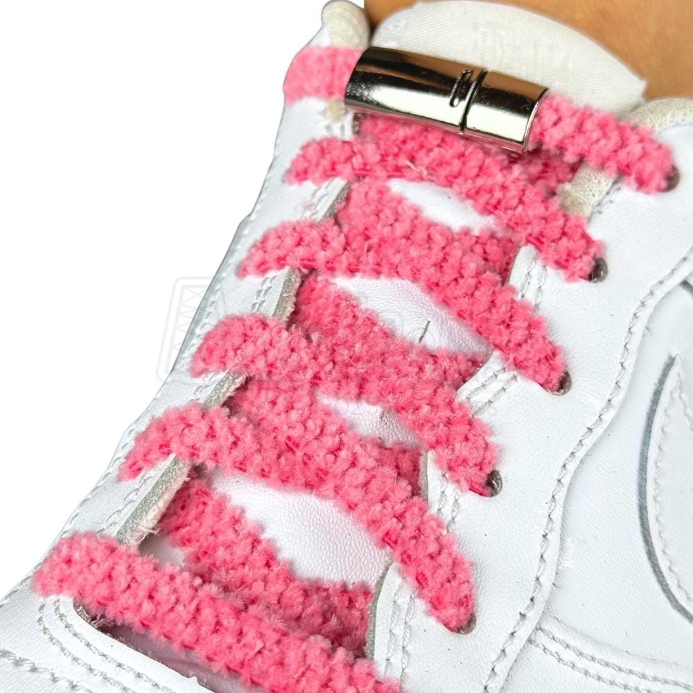 Elastische veters zonder strikken fluffy 7mm magnetische sluiting rozenrood geregen in witte Nike Air Force 1