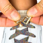 Elastische veters zonder strikken bling bling 6mm haak sluiting zevenkleurig detailfoto van hoe de sluiting werkt