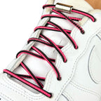 Elastische veters zonder strikken driehoek 3mm capsule sluiting zwart rozenrood geregen in witte Nike Air Force 1