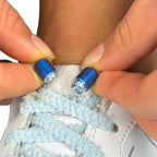 Elastische veters zonder strikken fluffy 7mm capsule sluiting lichtblauw detailfoto van hoe de sluiting werkt