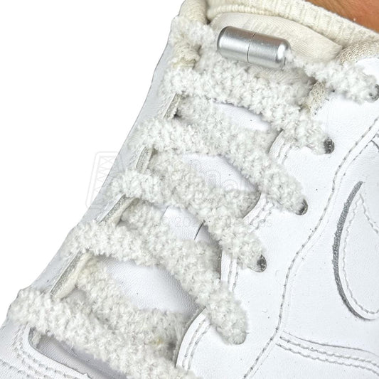 Elastische veters zonder strikken fluffy 7mm capsule sluiting wit geregen in witte Nike Air Force 1