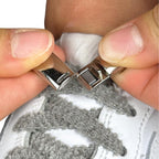 Elastische veters zonder strikken fluffy 7mm magnetische sluiting donkergrijs detailfoto van hoe de sluiting werkt