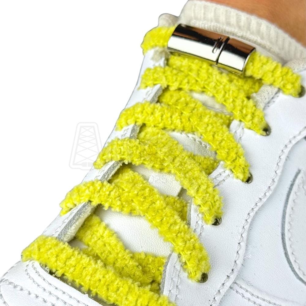 Elastische veters zonder strikken fluffy 7mm magnetische sluiting geel geregen in witte Nike Air Force 1