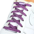 Elastische veters zonder strikken glitter 6mm capsule sluiting paars geregen in witte Nike Air Force 1