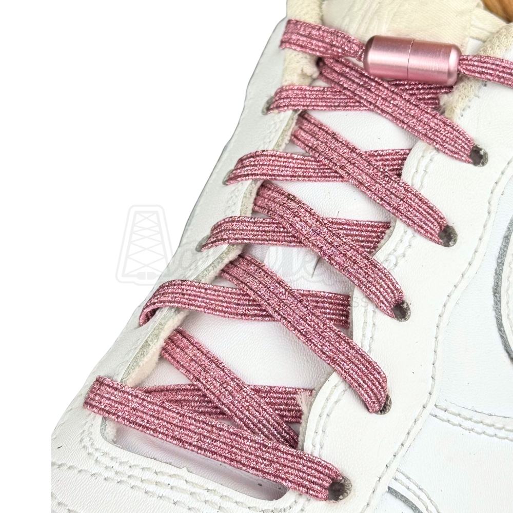 Elastische veters zonder strikken glitter 6mm capsule sluiting roze geregen in witte Nike Air Force 1