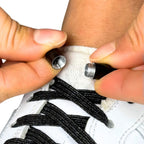 Elastische veters zonder strikken glitter 6mm capsule sluiting zwart detailfoto van hoe de sluiting werkt