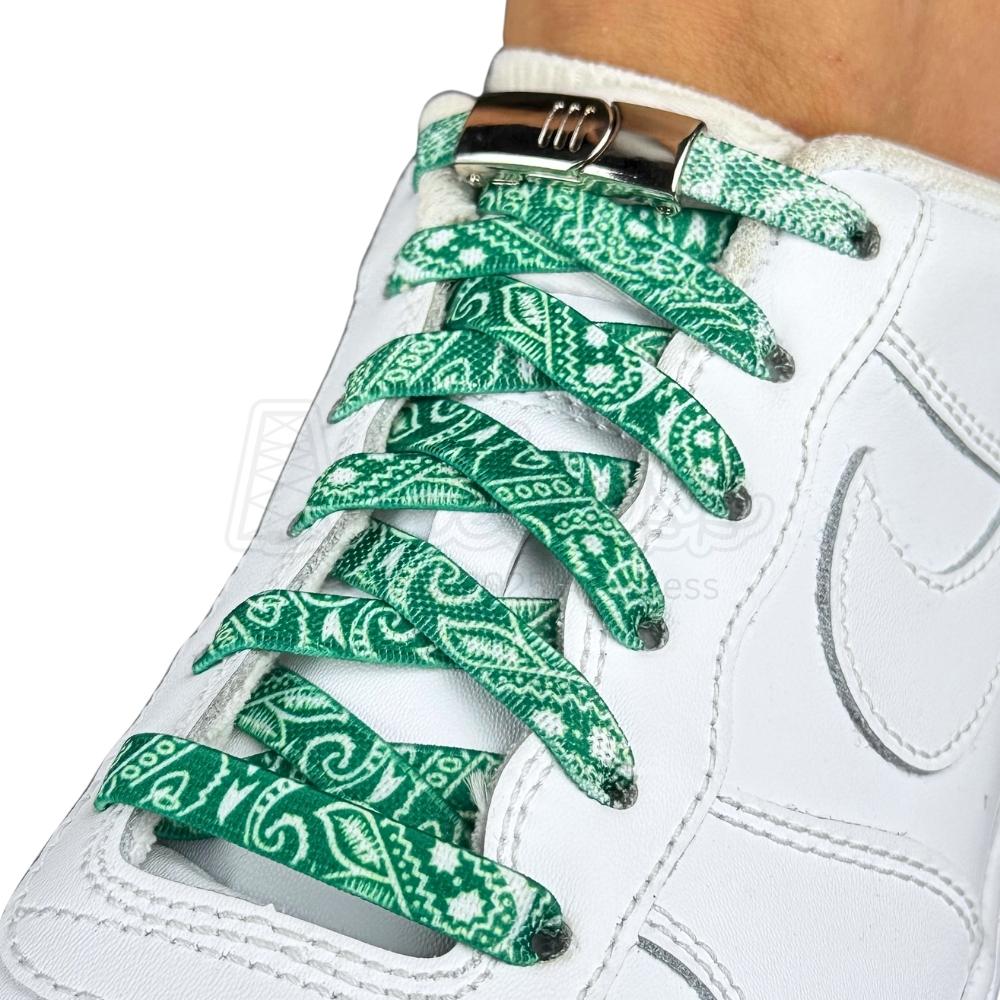 Elastische veters zonder strikken paisley 9mm magnetische sluiting groen wit geregen in witte Nike Air Force 1