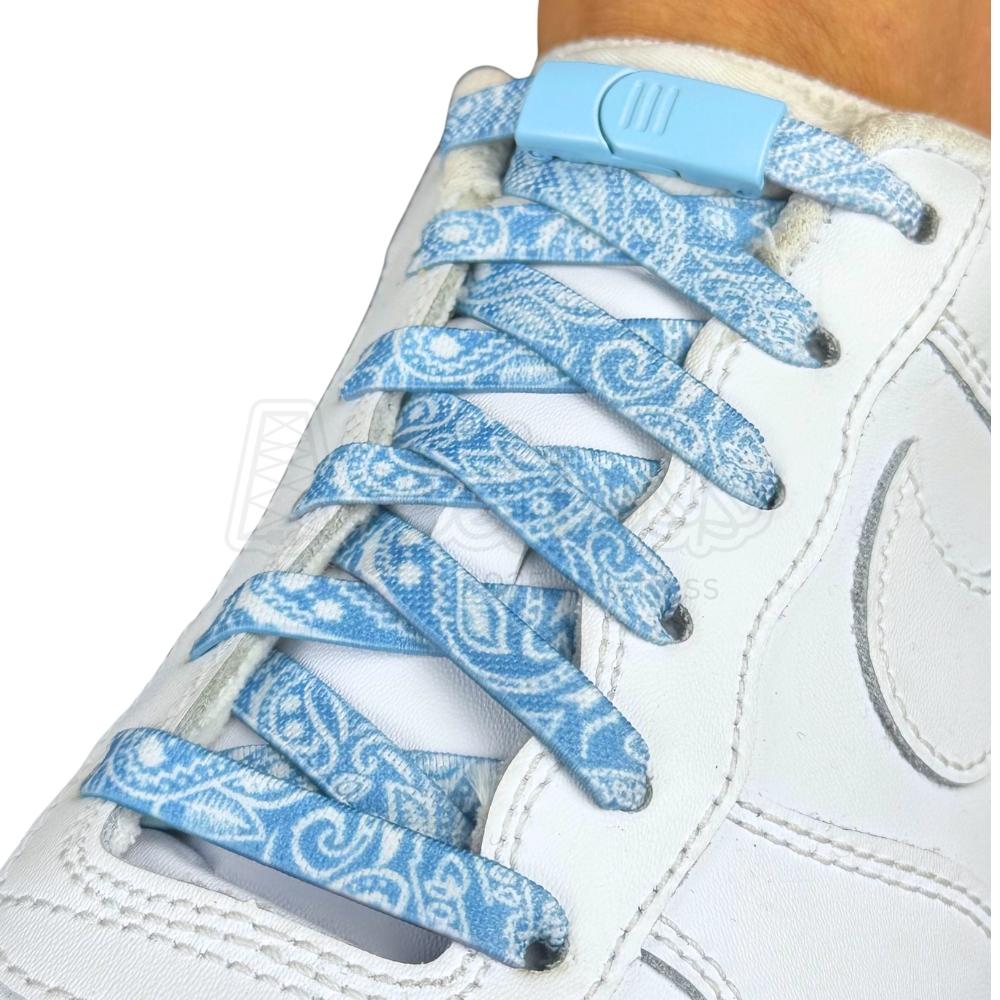 Elastische veters zonder strikken paisley 9mm magnetische sluiting hemelsblauw wit geregen in witte Nike Air Force 1