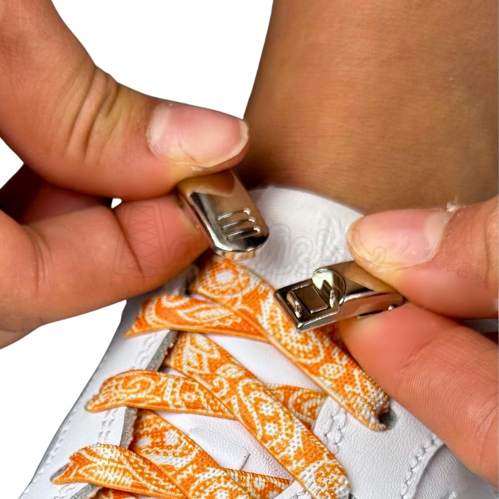 Elastische veters zonder strikken paisley 9mm magnetische sluiting oranje wit detailfoto van hoe de sluiting werkt