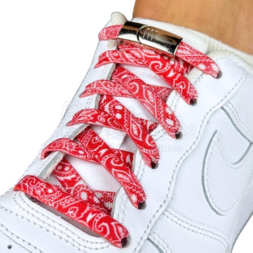 Elastische veters zonder strikken paisley 9mm magnetische sluiting rood wit geregen in witte Nike Air Force 1