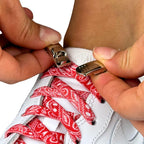 Elastische veters zonder strikken paisley 9mm magnetische sluiting rood wit detailfoto van hoe de sluiting werkt