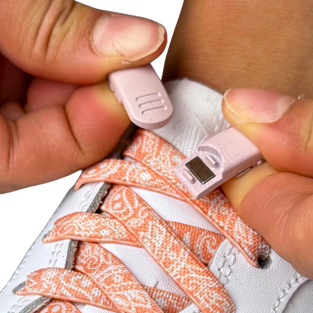 Elastische veters zonder strikken paisley 9mm magnetische sluiting roze wit detailfoto van hoe de sluiting werkt