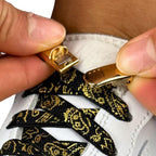 Elastische veters zonder strikken paisley 9mm magnetische sluiting zwart goud detailfoto van hoe de sluiting werkt