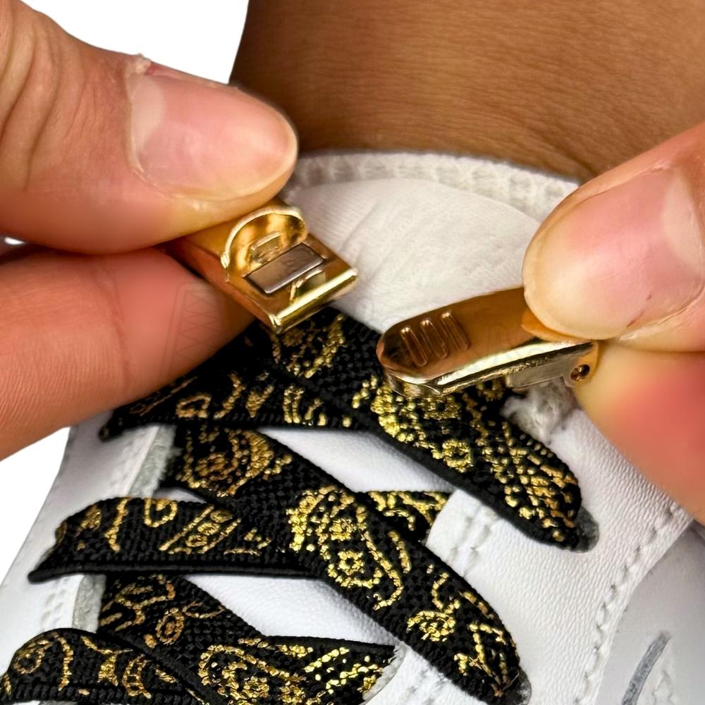 Elastische veters zonder strikken paisley 9mm magnetische sluiting zwart goud detailfoto van hoe de sluiting werkt