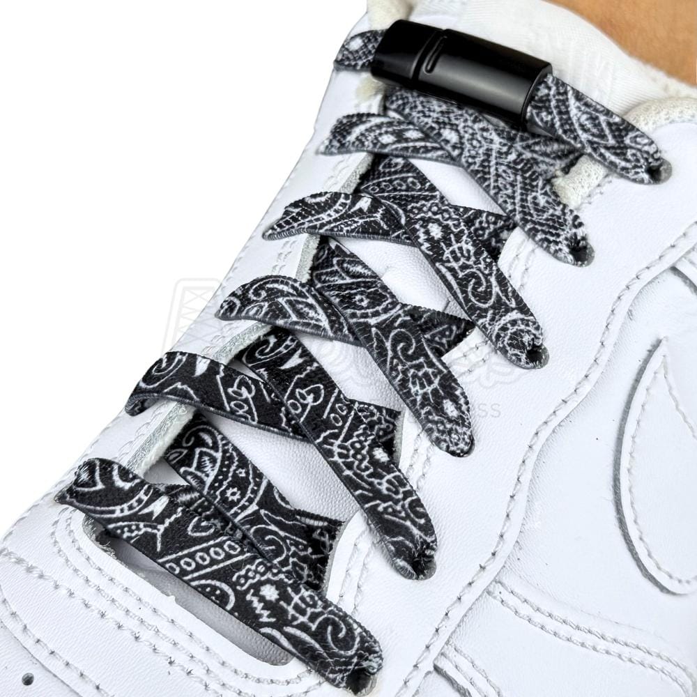 Elastische veters zonder strikken paisley 9mm magnetische sluiting zwart wit geregen in witte Nike Air Force 1