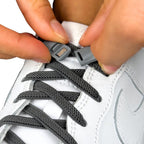 Elastische veters zonder strikken plat 6mm magnetische sluiting antraciet detailfoto van hoe de sluiting werkt