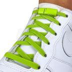 Elastische veters zonder strikken plat 6mm magnetische sluiting appelgroen geregen in witte Nike Air Force 1