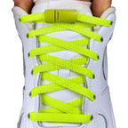 Elastische veters zonder strikken plat 6mm magnetische sluiting fluorescerend groen met stretch uitgerekt