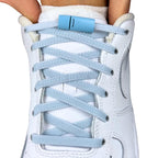 Elastische veters zonder strikken plat 6mm magnetische sluiting lichtblauw met stretch uitgerekt