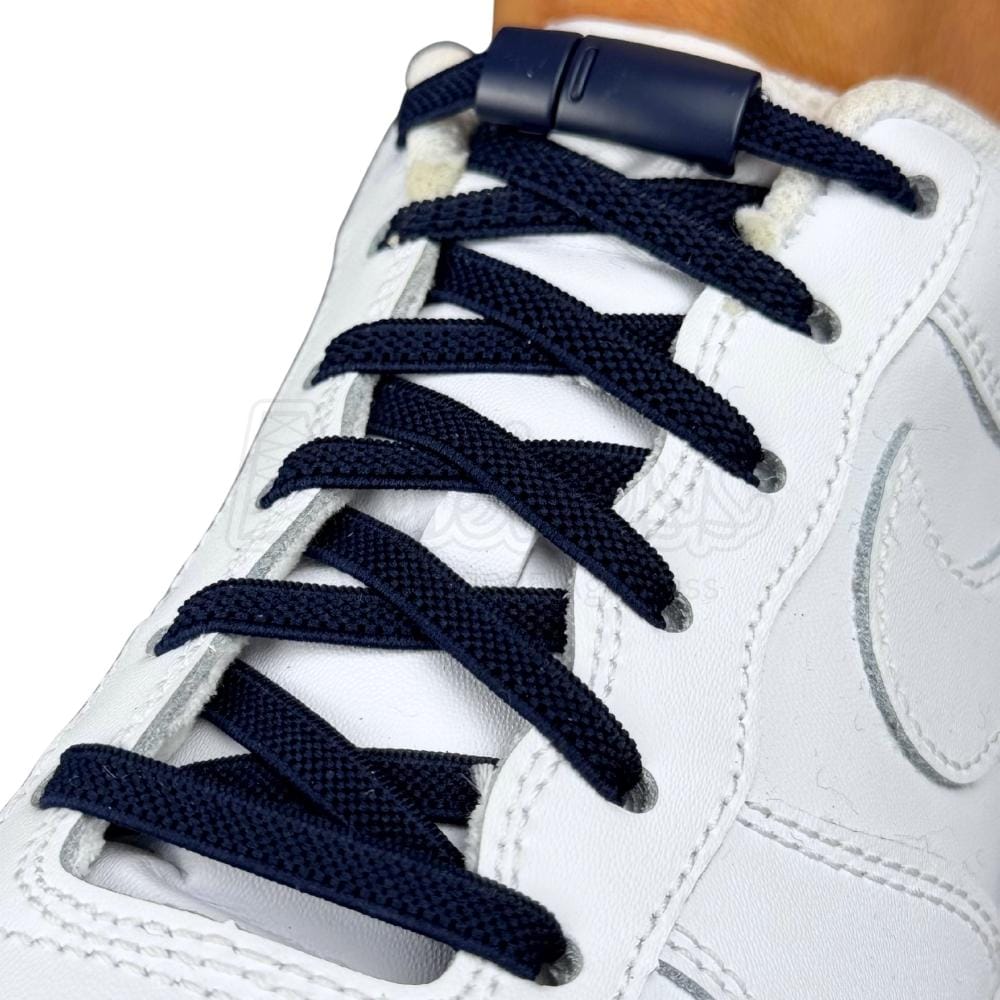 Elastische veters zonder strikken plat 6mm magnetische sluiting marineblauw geregen in witte Nike Air Force 1