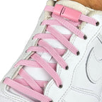 Elastische veters zonder strikken plat 6mm magnetische sluiting roze geregen in witte Nike Air Force 1